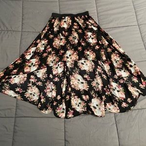 Crowns of ❤️’s Skull and roses skirt